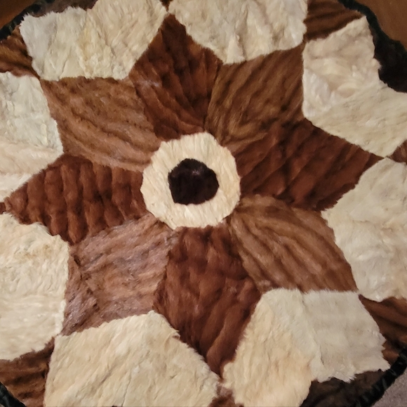 BEAUTIFUL ROUND SHAPE ALPACA PATTERN RUG 53" - Picture 12 of 12